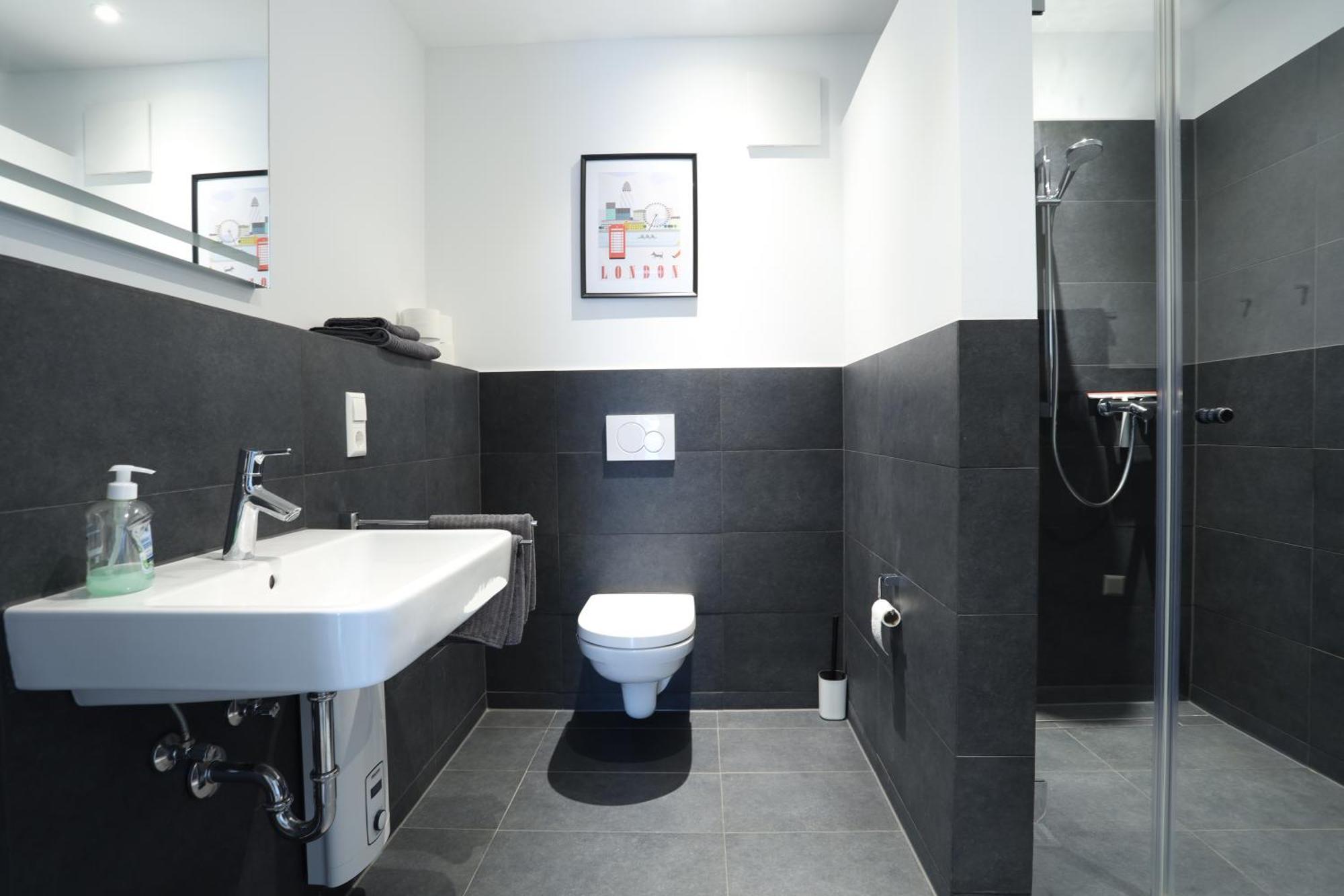 London Erfstadt: Family & Business Haven Near Cologne Apartment *